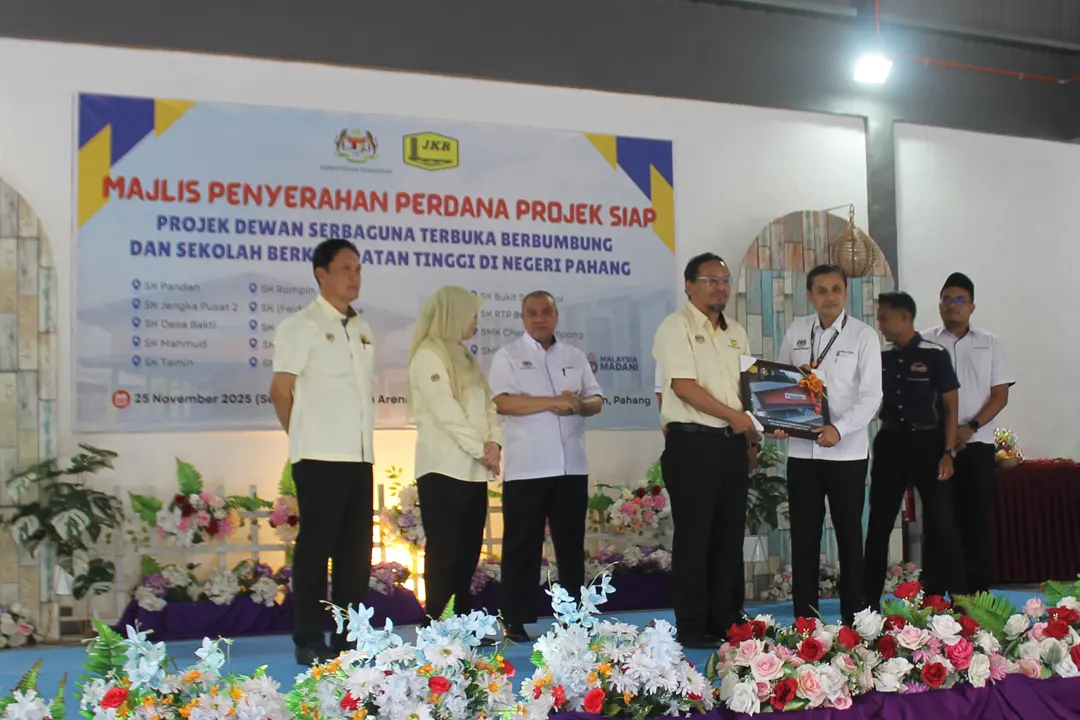 25112025 - Penyerahan Dewan Serbaguna Terbuka Berbumbung dan SK Bkpdtn Tinggi 004