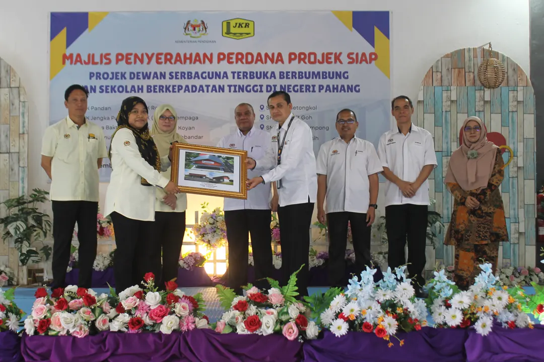 25112025 - Penyerahan Dewan Serbaguna Terbuka Berbumbung dan SK Bkpdtn Tinggi 010 Penyerahan Dewan Serbaguna Terbuka Berbumbung dan SK Bkpdtn Tinggi 010